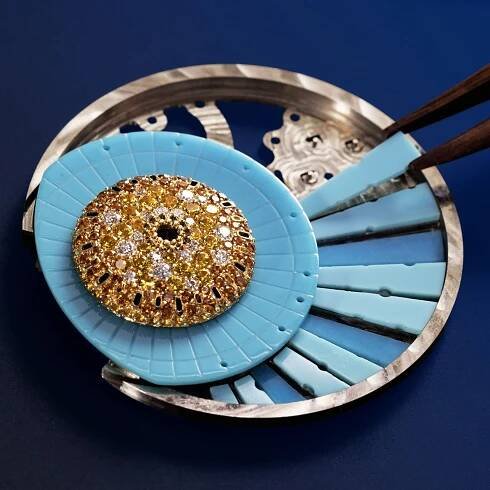 Assembling the turquoise marquetry on the dial. Lady Arpels Jour Enchanté watch, Extraordinary Dials™, Van Cleef & Arpels.