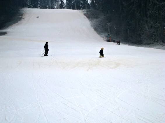 Zpráva pro lyžaře: Ski areál Máchovka je stále v provozu