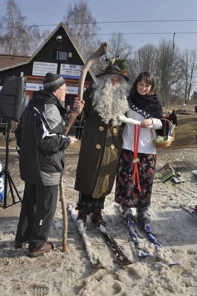 Hory opouští zimní vládce. Ke sjezdovce dorazil Rampušák