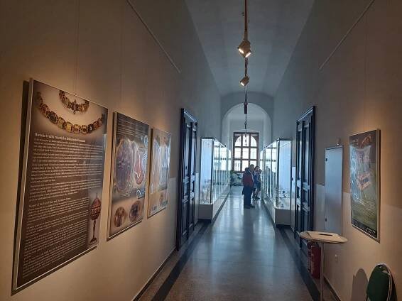 Vltavíny, granáty, smaragdy i opály. Jihočeské muzeum představuje vzácné kameny