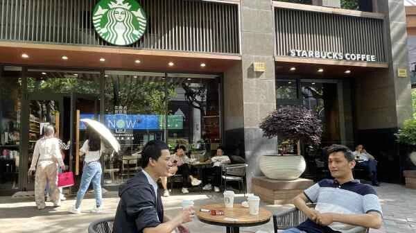 A Starbucks shop in Shanghai on May 1. The U.S. cafe chain insists its search for a China partner is "not about capital." (Photo by Shinya Sawai)