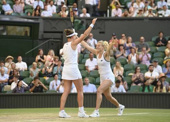 České šampionky! Krejčíková se Siniakovou po parádním výkonu ovládly Wimbledon