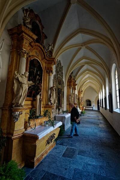 Soubor:Olomouc - Žerotínovo náměstí - Kostel svatého Michala (St Michael's Church 1703) - Křížová chodba (Dominican Cloister) - View ESE.jpg – Wikipedie