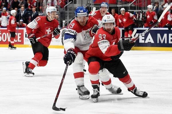 Bratislava 21.5.2019 - Mistrovství světa v Bratislavě - skupina B - Česko v bílém proti Švýcarsku v červeném