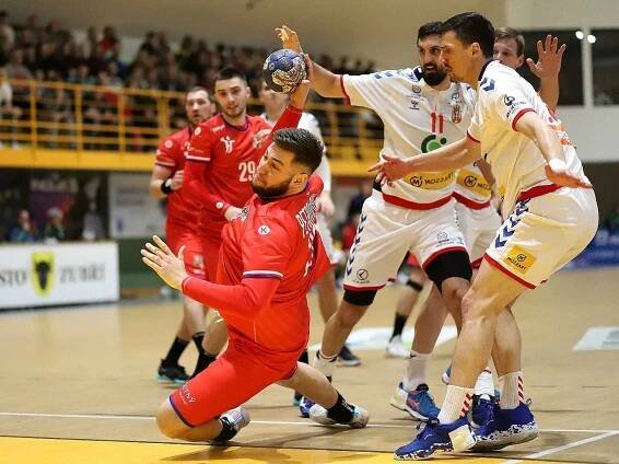 Premiéra pod španělským koučem nevyšla. Čeští házenkáři podlehli Srbsku o gól