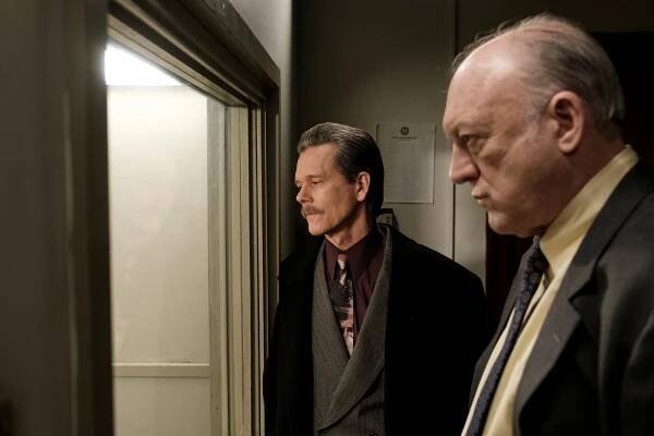 Město na kopci - Paralepse - Z filmu - Kevin Bacon, John Doman