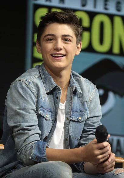 Asher Angel spielt Billy Batson (Shazam als Mensch); Jack Dylan Grazer spielt Freddy Freeman, mit dem sich Billy ein Zimmer teilt.