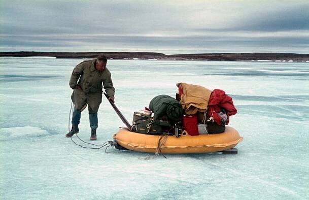 Heinz Sielmann mit Expeditions-Gepäck, Alaska, um 1967