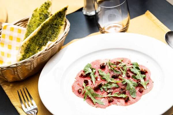 3chodové menu pro dva ve vyhlášené restauraci: hovězí carpaccio, vepřová panenka i řez z belgické čokolády