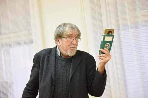 Jan Fuchs a Miloš Houdek vyprávěli u fotografií o své cestě po Skotsku