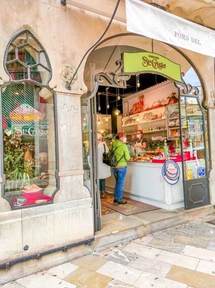 entrance of a bakery in Modernista style, Forn del Santo Cristo in Palma