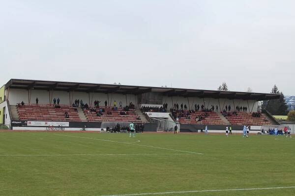 FOTBALOVÉ VELIKONOCE OBRAZEM. Divizní derby o záchranu, Tis stále nahání lídra