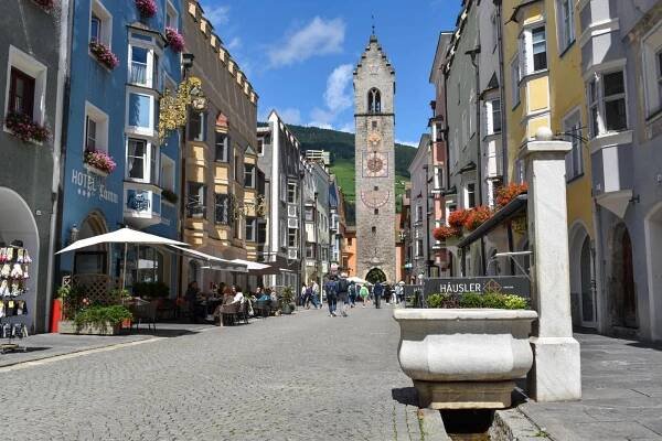 Der Zwölferturm in der historischen Innenstadt von Sterzing, Südtirol, Italien. 06.08.2023.