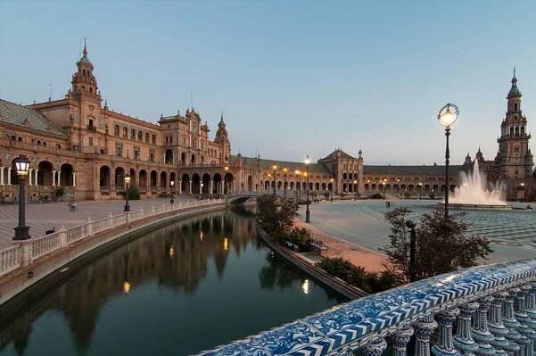 Sevilla-Plaza-Espana-Nacht-1