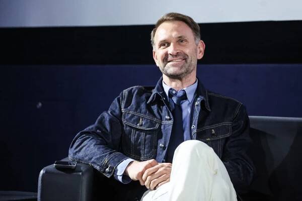 Tomáš Maštalír je divadelní, filmový i televizní herec, dabér a moderátor.