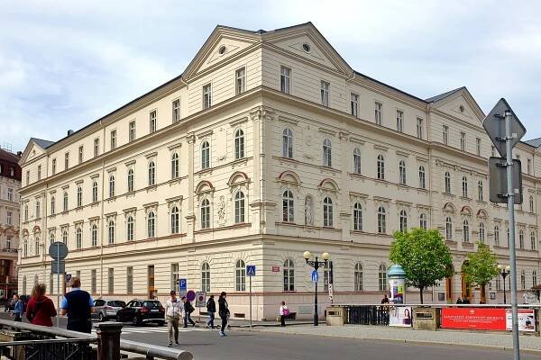 Soubor:Karlovy Vary Vojenský lázeňský ústav duben 2019 (1).jpg – Wikipedie