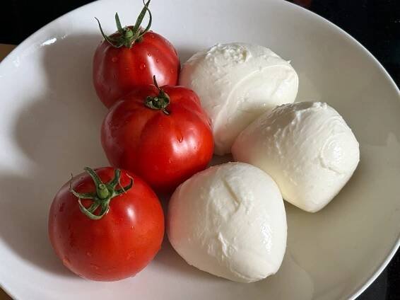 Mozzarellapalloja ja tomaatteja lautasella