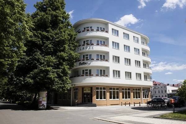 Hotel Bellevue Tlapák **** · Nejkrásnější hotel na kolonádě · 1 noc od 1 880 Kč · spokojenost 96,8 % · Lázně Poděbrady