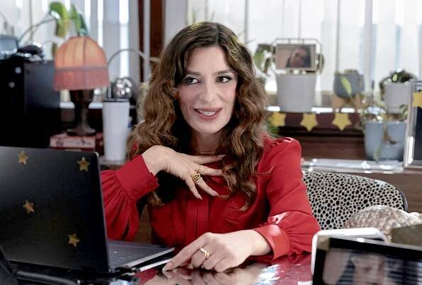 The Paper Esmerelda Sabrina Impacciatore