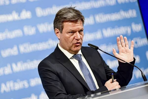 Ukrajinskú armádu sme mali podporovať omnoho skôr, myslí si Habeck
