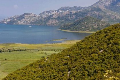 Výhled na Skadarské jezero v Černé Hoře | parys/123RF.com