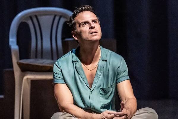 Geniální Andrew Scott s one man show Váňa bodoval v Londýně, teď dobývá Česko