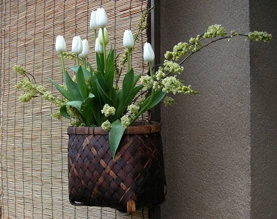 Jarní dekorace s tulipány: do vázy, na stůl, okno i na dveře. Inspirujte se ve fotogalerii