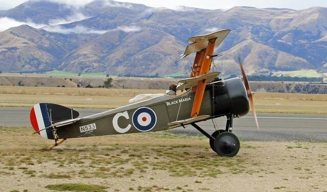 Soubor:Sopwith Triplane (Replica) (14046954875).jpg