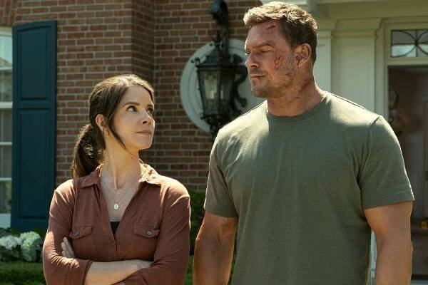 Sonya Cassidy as Susan Duffy and Alan Ritchson as Jack Reacher in 'Reacher'.