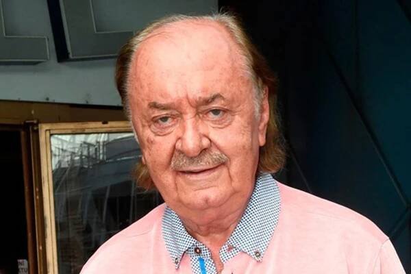 Vybavíte si, jak vypadá František Janeček? Neuvěříte, jakou má dceru. Je nádherná jako Miss. Podívejte