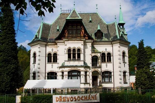 Riedlova vila je skvostem obce Desná na Jablonecku. Zcela se... | Regiony