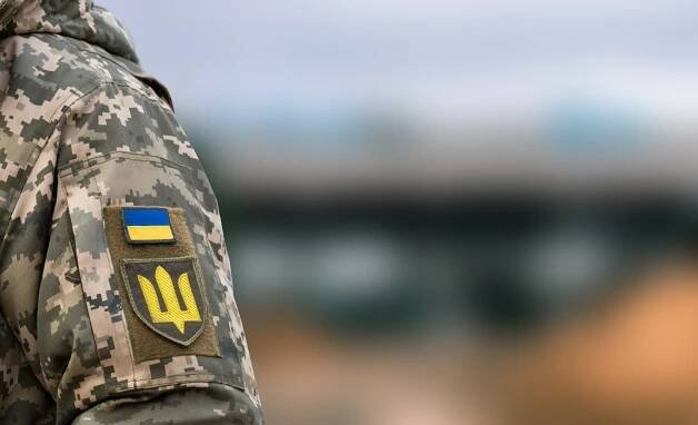 ukrajinský voják. vlajka, erb trojzubce na vojenské uniformě. ozbrojené síly ukrajiny - soldier - stock snímky, obrázky a fotky