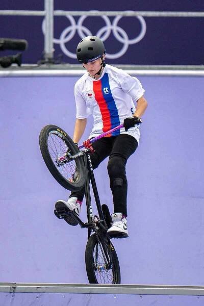 Letní olympijské hry v Paříži, 30. července 2024, Paříž, Francie. BMX, freestyle ženy, finále - rozehřívací kolo. Iveta Miculyčová z ČR.