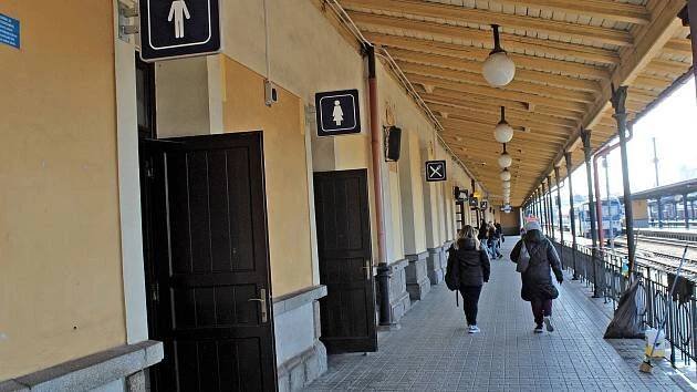 Veřejné toalety v Benešově: bezproblémový provoz, ale i špína a vandalismus