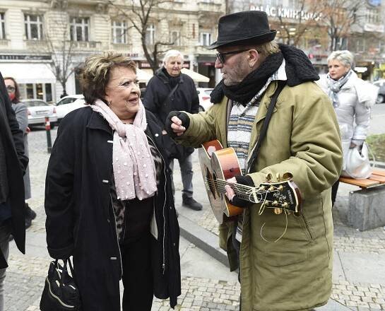 Nemá jenom dva vnuky od Simony Stašové: Jiřina Bohdalová je spřízněna se známým zpěvákem, jeho dceři šla za kmotru