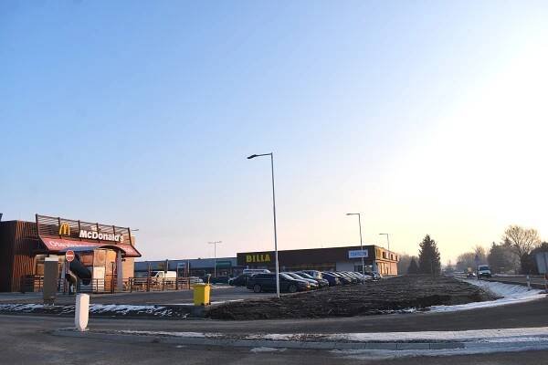Otevřeno. V nové obchodní zóně u Litoměřic najdete Billu, Penny Market i mekáč