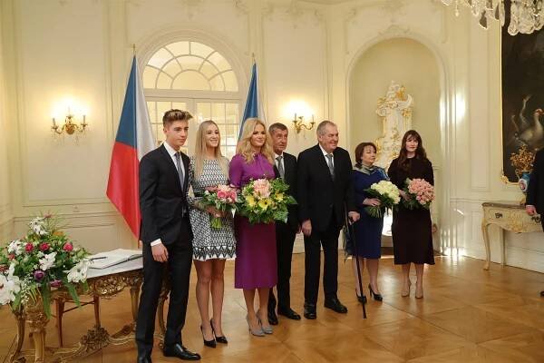 Babišová zářila na obědě v Lánech ve fuchsiové, Zemanová v trendy modré
