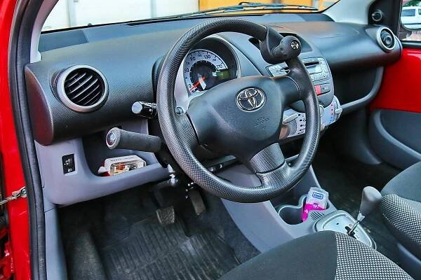 RO - brzda + mech. plyn (levostranný) ve voze TOYOTA Aygo