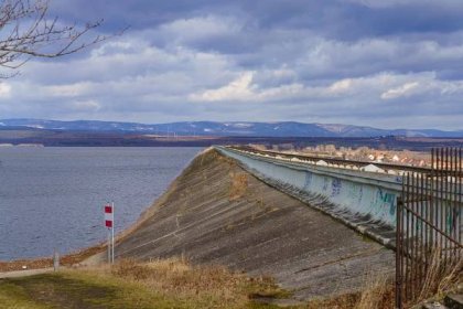Soubor:Hráz vodní přehrady Nechranice s Krušnými horami v pozadí.jpg – Wikipedie