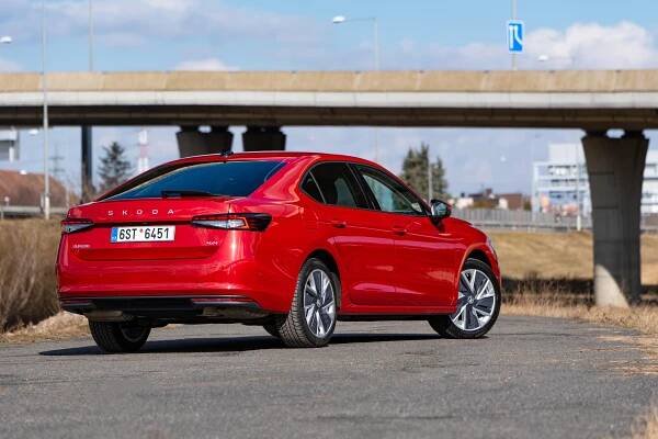 Škoda Superb s nejsilnějším benzinem je takové skryté RS. A zbavila se nejotravnější vlastnosti předchůdce
