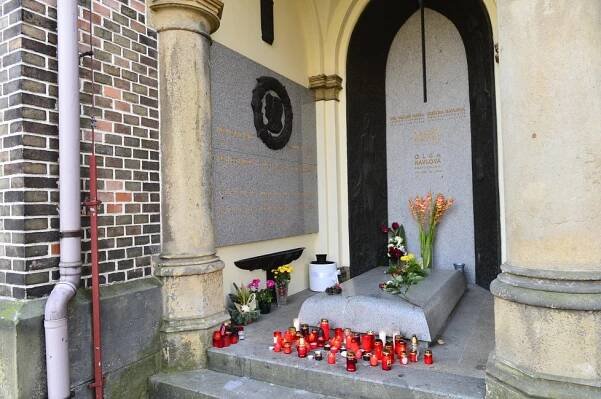 Tajný pohřeb exmanžela první dámy: Leží 100 metrů od Havla