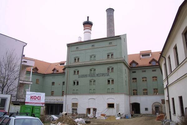 Zchátralý zámek Valeč proměnil vysočinský podnikatel na luxusní hotel. Nyní obec přestavuje starou sokolovnu | EARCH.cz