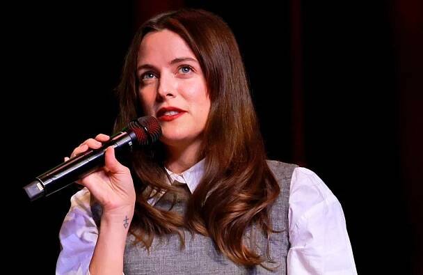 Riley Keough lived a 'very simple life' before her mother Lisa Marie Presley married Michael Jackson - video Dailymotion