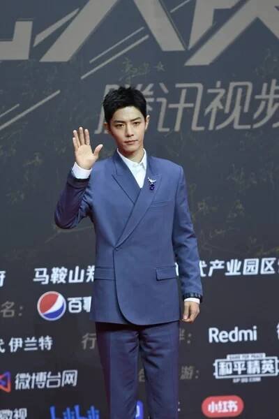 Čínský herec a zpěvák Xiao Zhan, také známý jako Sean Xiao, oblékání v obleku Dior na červeném koberci pro 2020 Tencent Video Star Awards v Nanjing City, východní Číny provincie Ťiang-su, 20. prosince 2020. — Stock obrázek