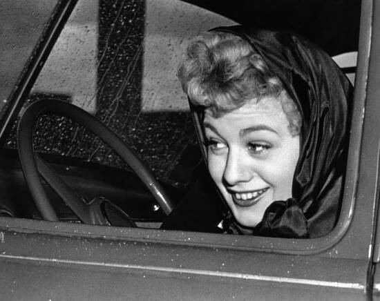 THE RAGING TIDE, Shelley Winters, waiting out a San Francisco rainstorm between takes, 1951