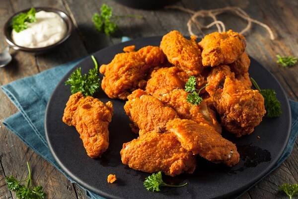 Pikantní smažené obalované kuřecí křídla — Stock obrázek
