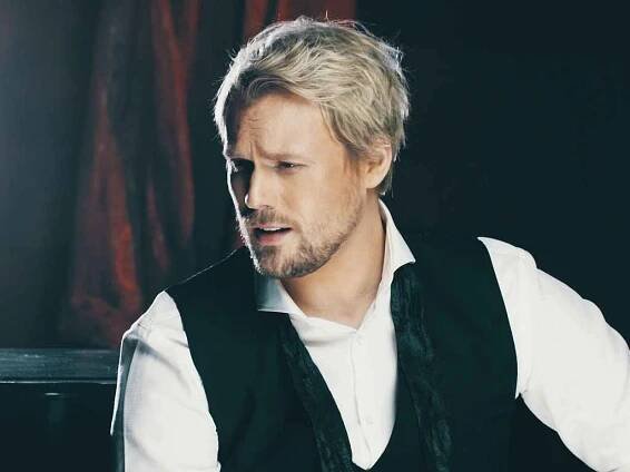 David Deyl má klip s kráskou k albu se Severočeskou filharmonií