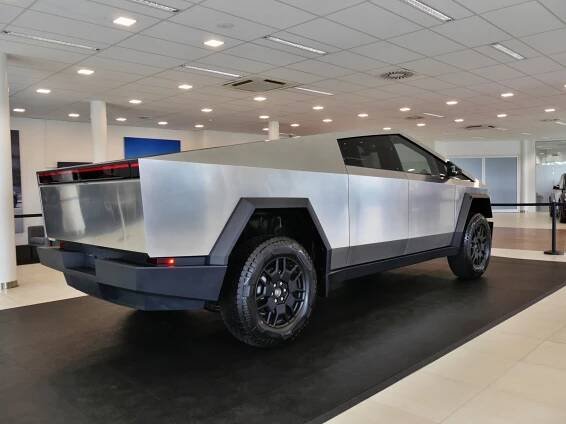 Tesla Cybertruck naživo v Česku: sci-fi design a gigantické rozměry šokují