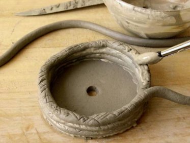 výroba květináčů z keramiky z válečků
