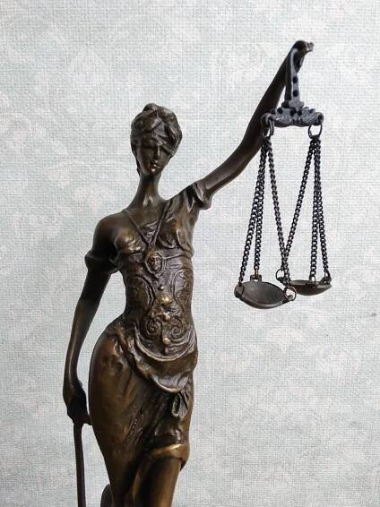 Spravedlnost - Justice - Themis bronzová socha soška spravedlnosti | Aukro